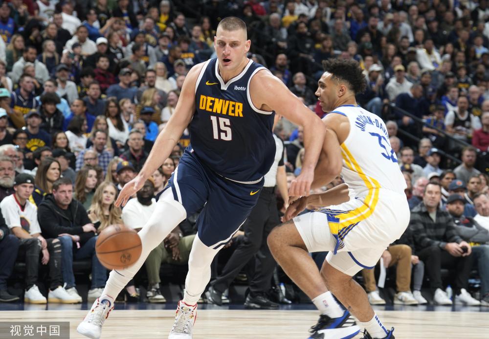 在这个足球 在这个足球